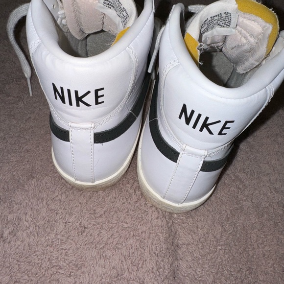 NIKE - Picture 2 of 4